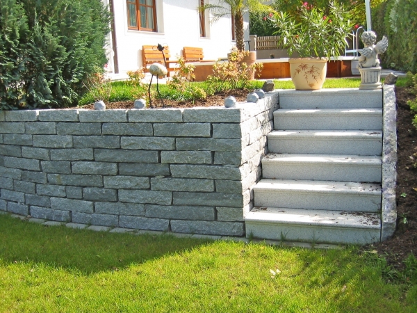 Granit Mauer mit Blockstufen